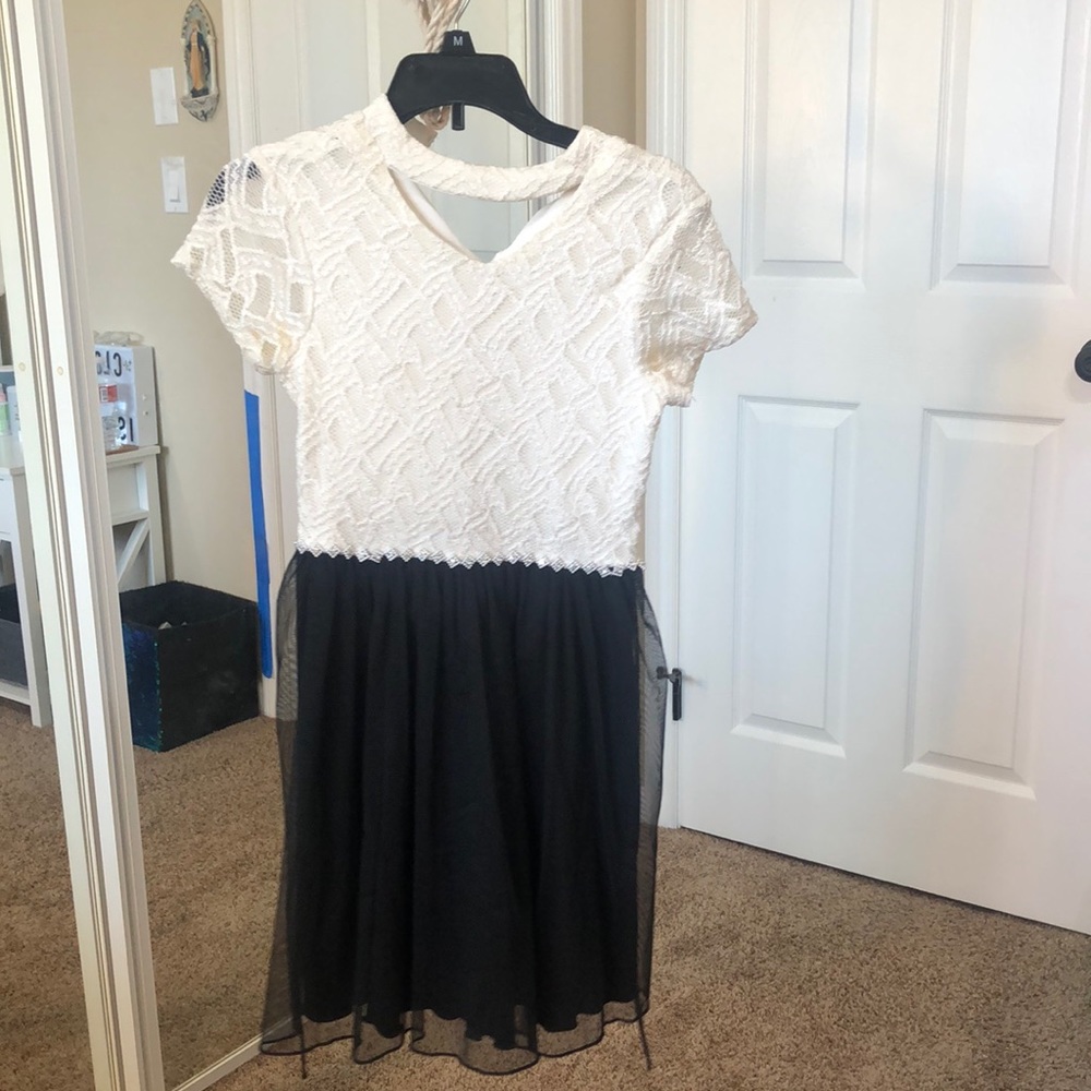 Speechless, size 10, white and black!!